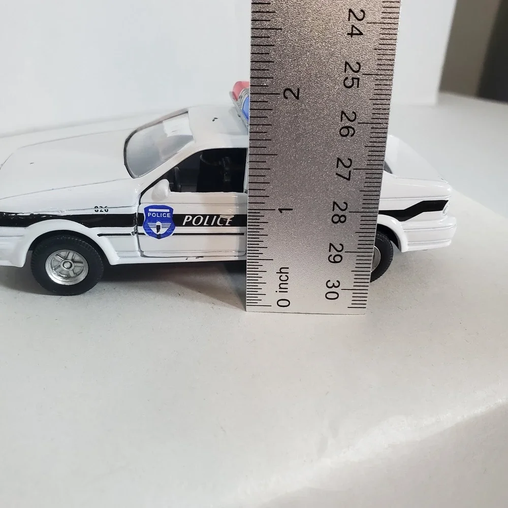 Toy Smith Die-Cast Police Car‎ White With Red &Blue Light Bar 1:36 Scale